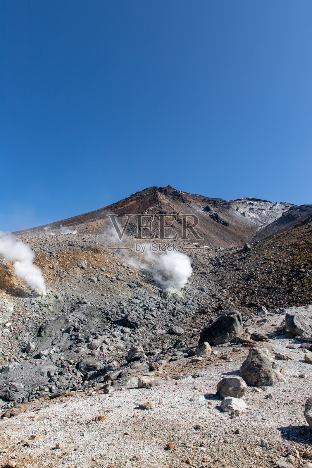 北海道秋日朝霞的景色。照片摄影图片