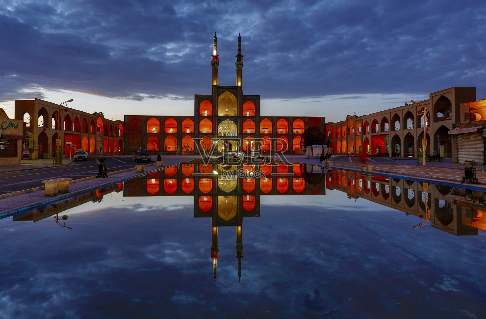 黎明前的蓝色时刻的阿米尔·查赫马克清真寺照片摄影图片