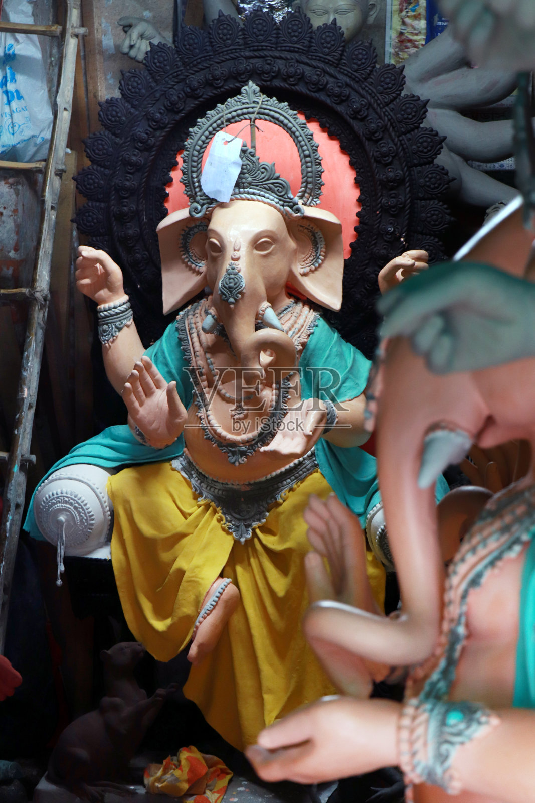 印度象头神的粘土神像，正在为加尔各答库玛图里的孟加拉杜尔加普贾节做准备。照片摄影图片