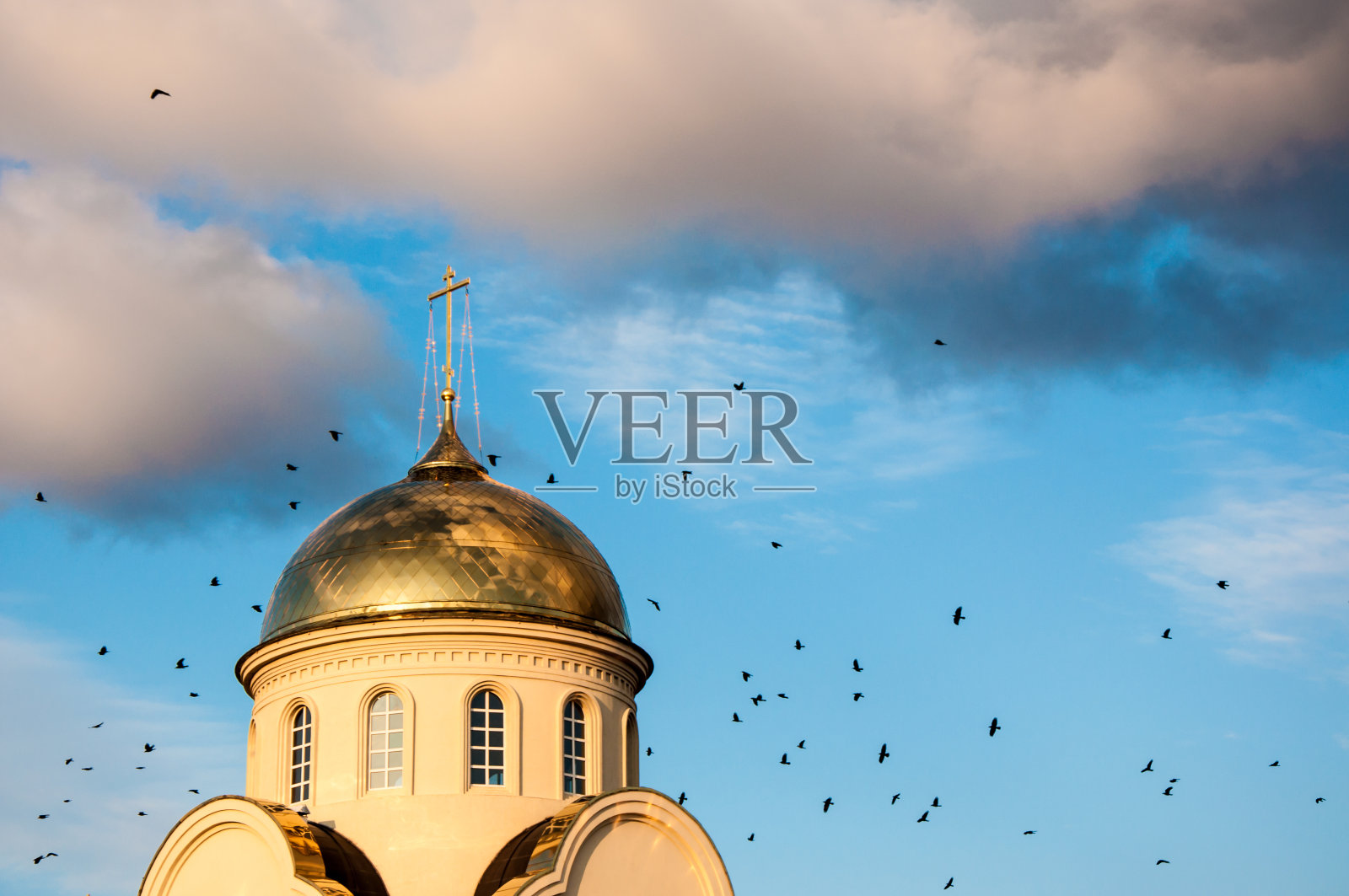 教堂在秋天照片摄影图片