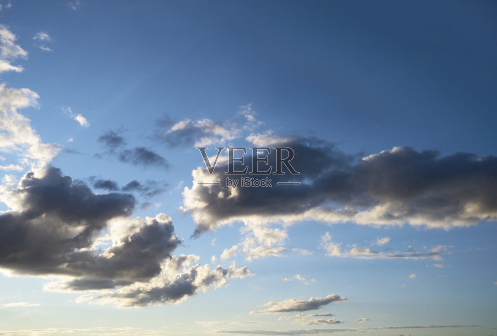 白云散布在蓝天上照片摄影图片