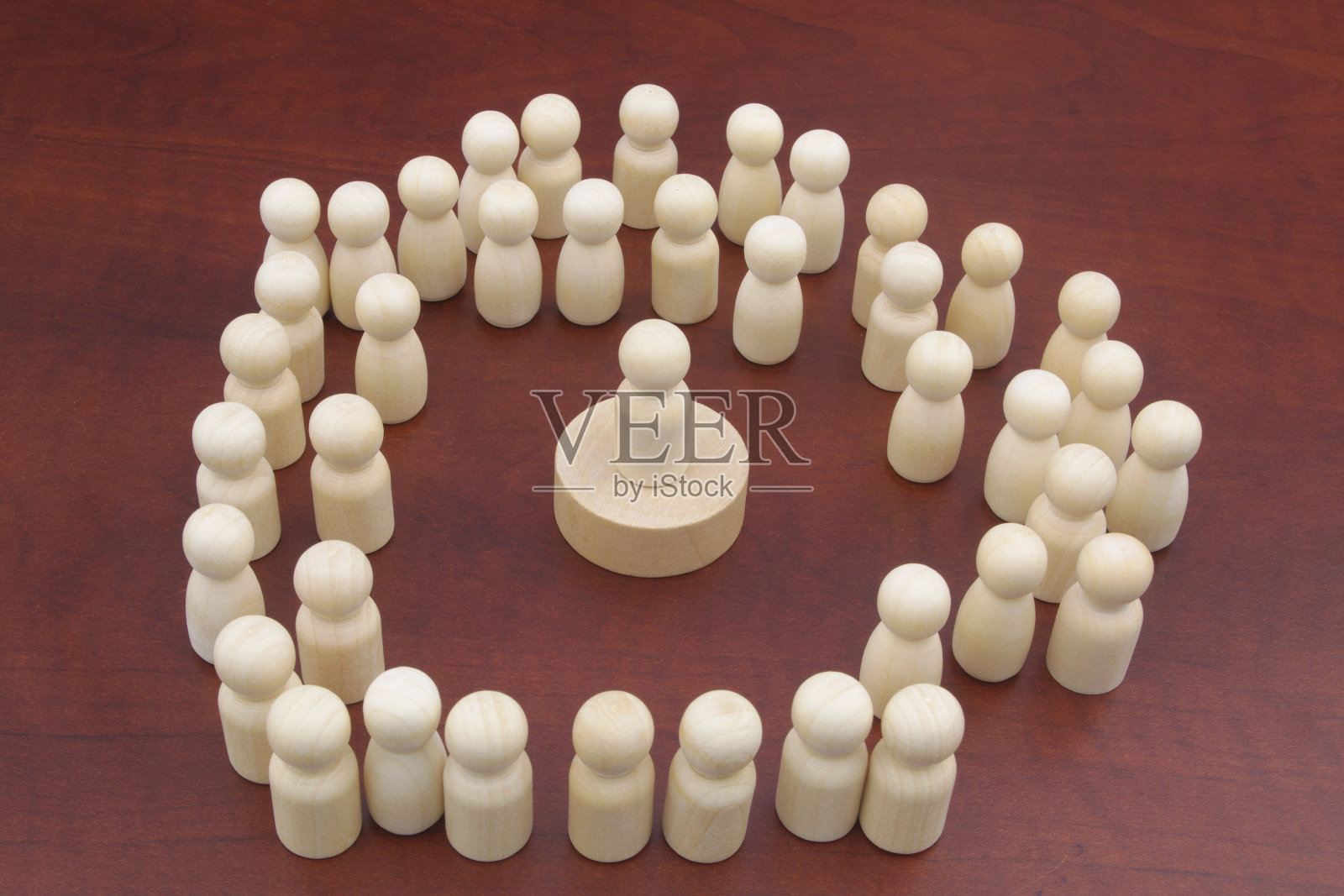 一个男性木头人被许多人包围着。照片摄影图片