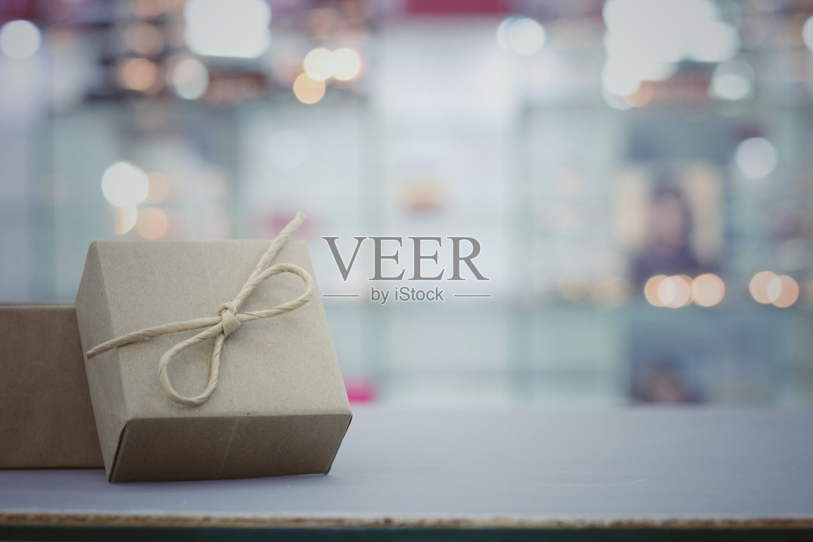 背景模糊的棕色礼盒照片摄影图片