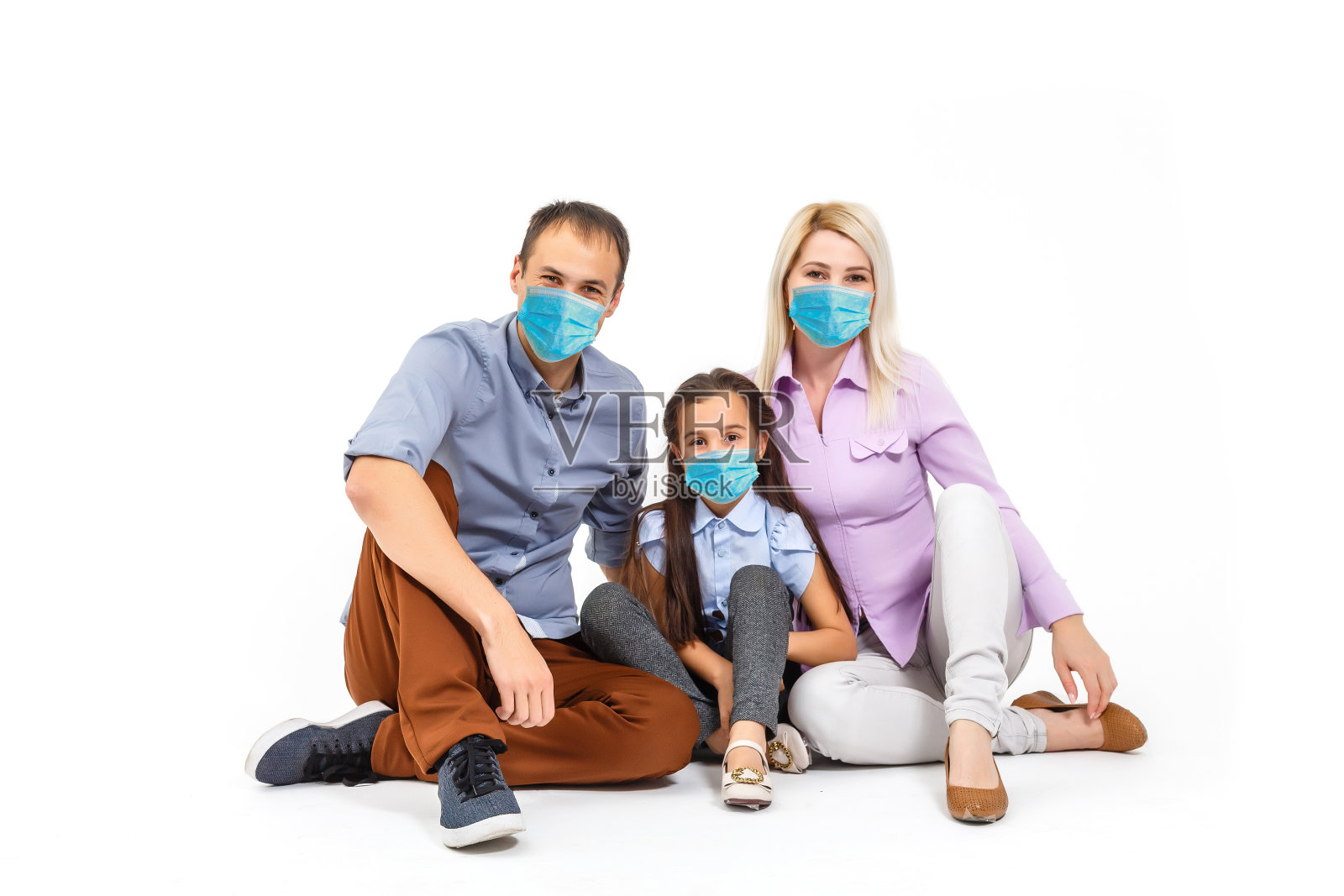 戴防护口罩的家人被隔离。冠状病毒感染者的正常生活。生活方式COVID-19。隔离病毒，防护无菌居家齐心照片摄影图片