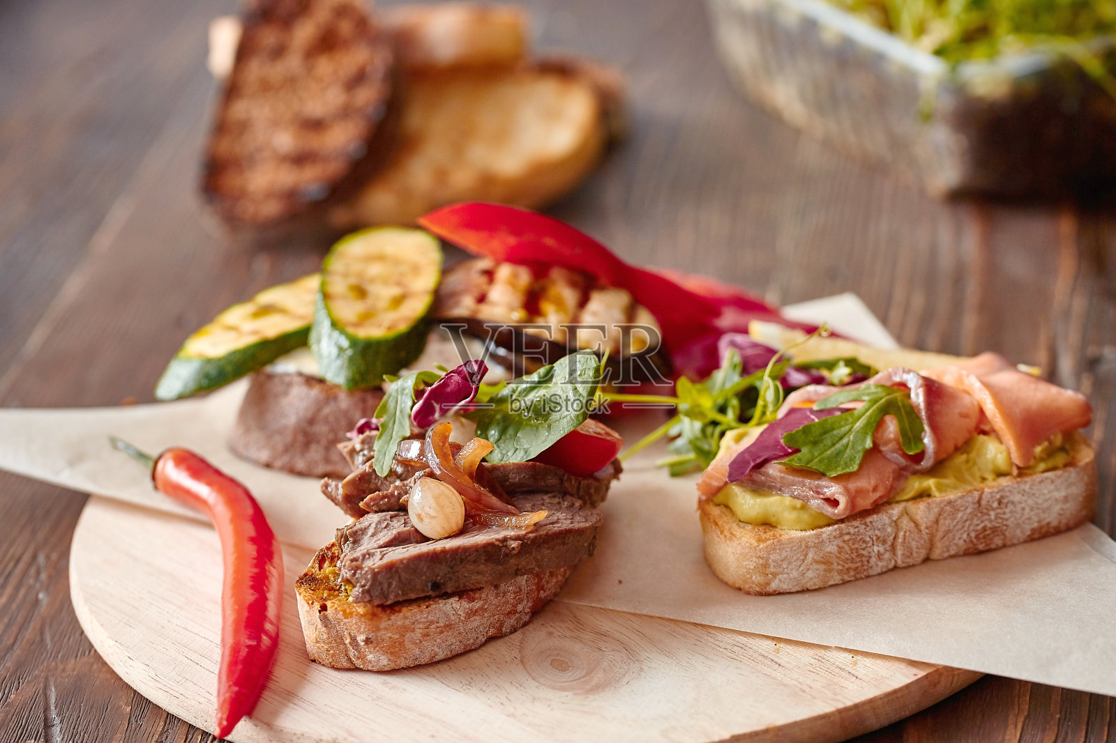 各式各样的意式烤面包。开胃的意式烤面包。各种小三明治。混合蒜末烤面包照片摄影图片