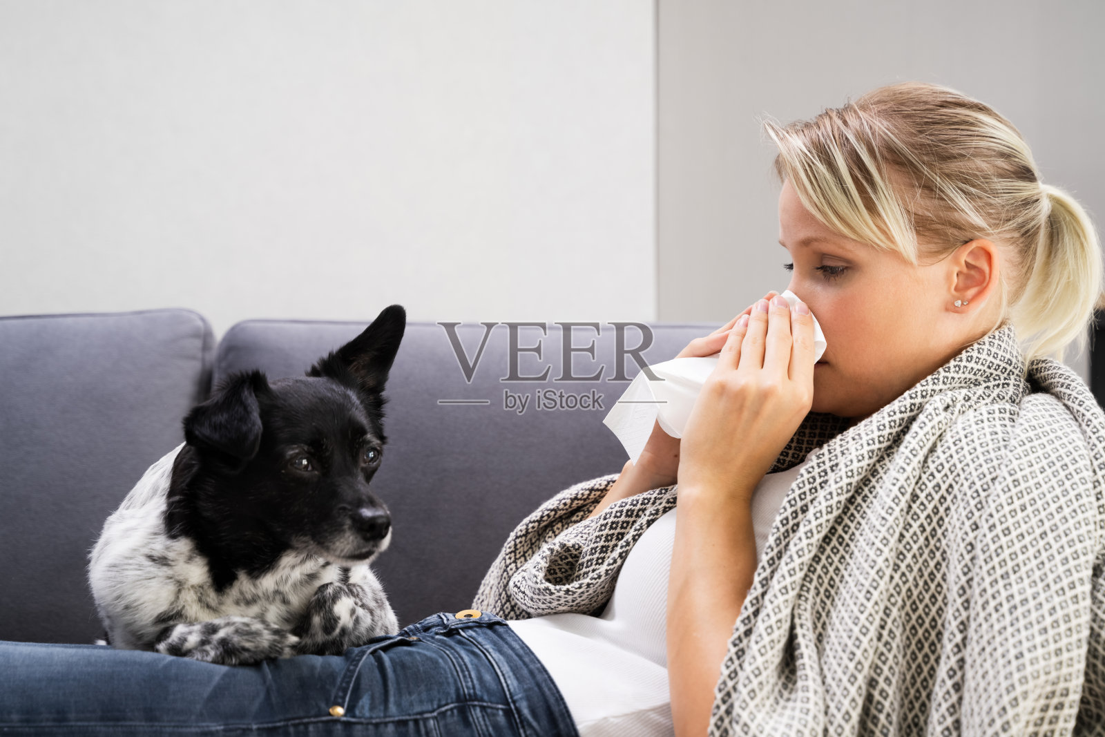 患流感在家的妇女照片摄影图片