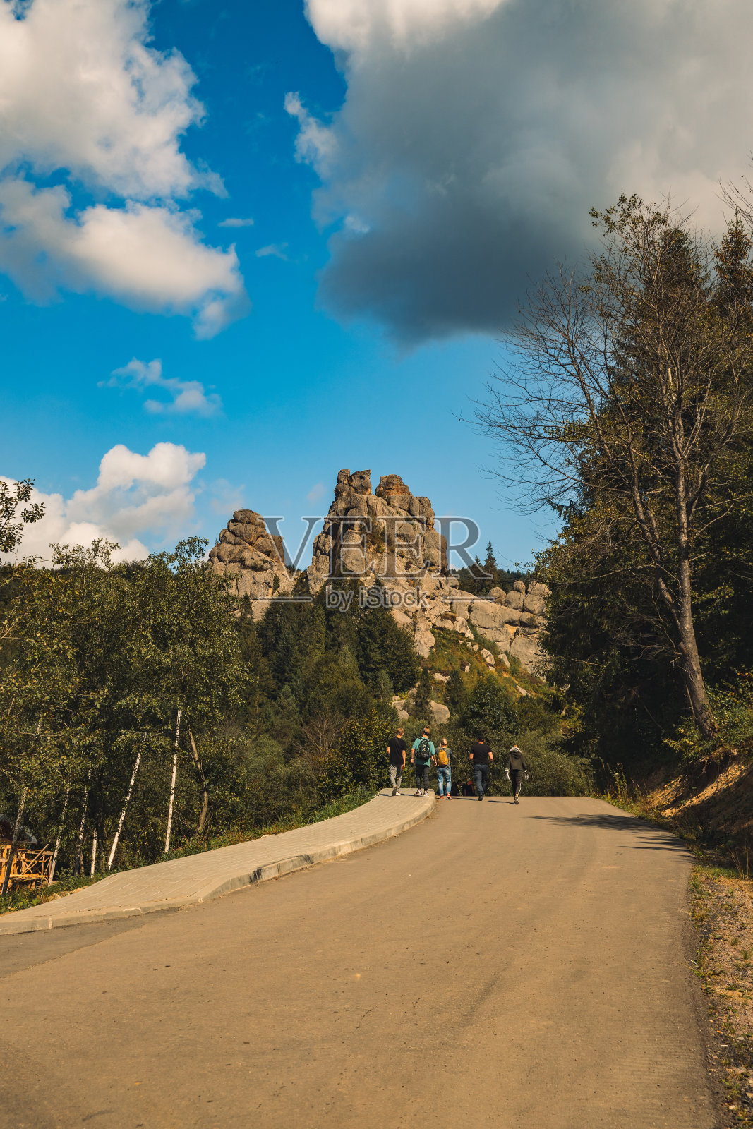 柏油路、乡间小路、山石、森林、户外环境空间、垂直画面概念照片摄影图片