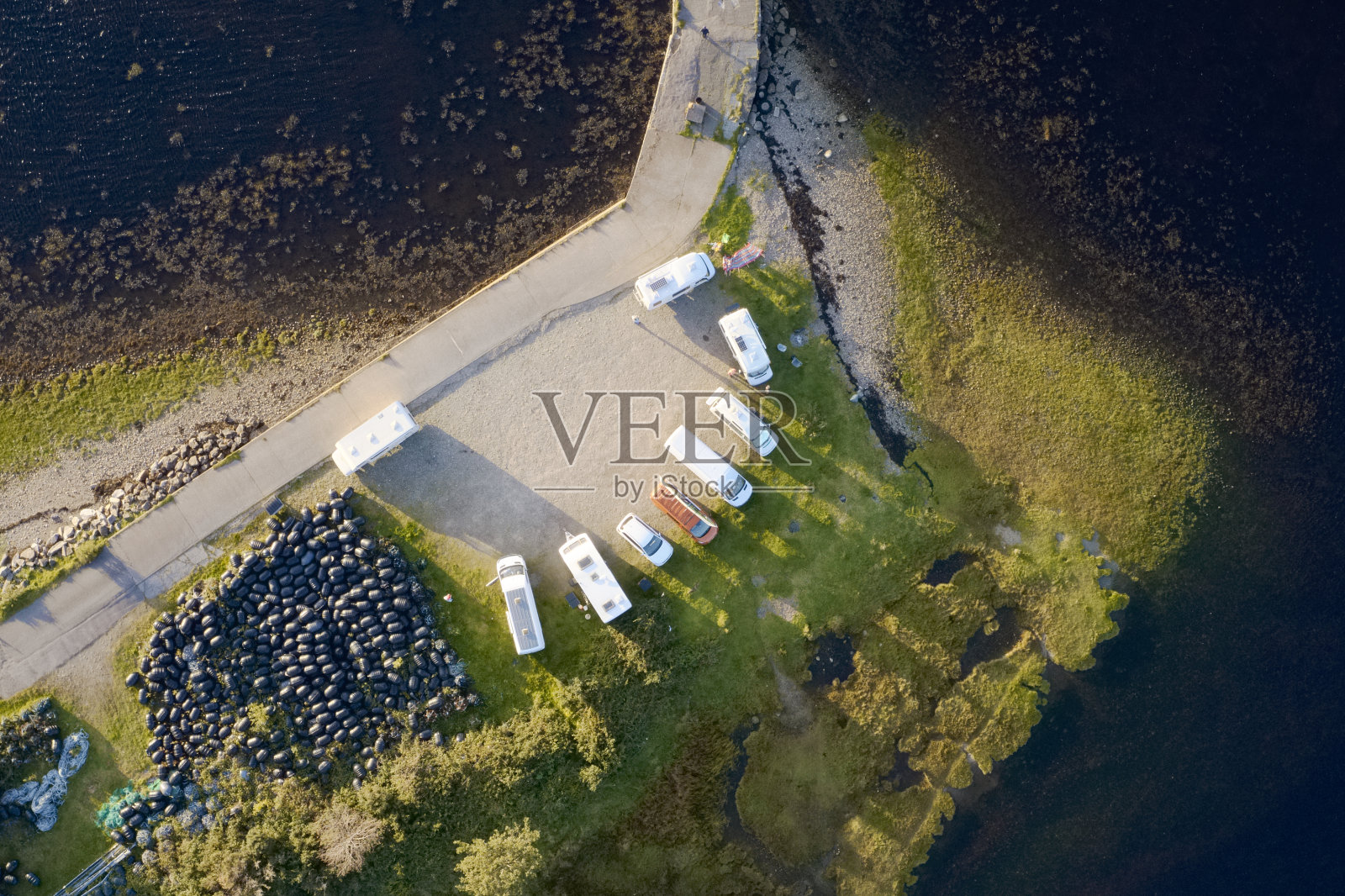 苏格兰泰纽特，游客停放的移动房车照片摄影图片