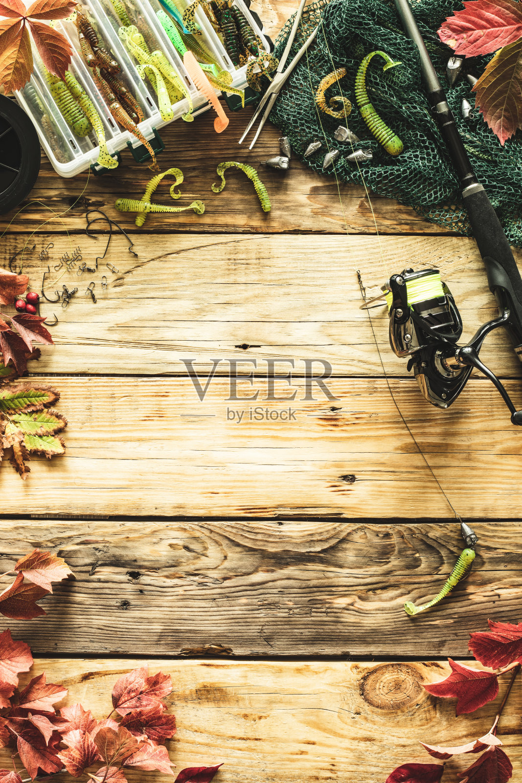 旋转和硅树脂鱼饵，钓鱼用具在一个木制的背景。秋季纺纱钓鱼概念。照片摄影图片