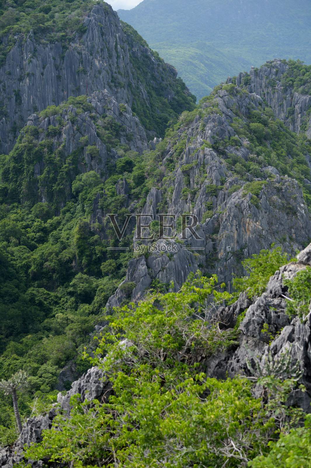 美丽的自然山脉俯视图(Khao Dang)萨姆罗伊尤国家公园。Prachuap Khiri Khan，泰国。照片摄影图片