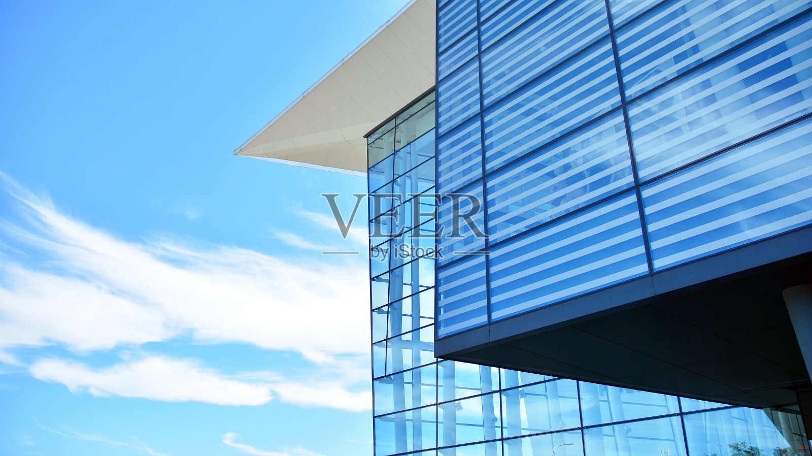 商业建筑关闭。蓝色玻璃抽象纹理的现代建筑。照片摄影图片