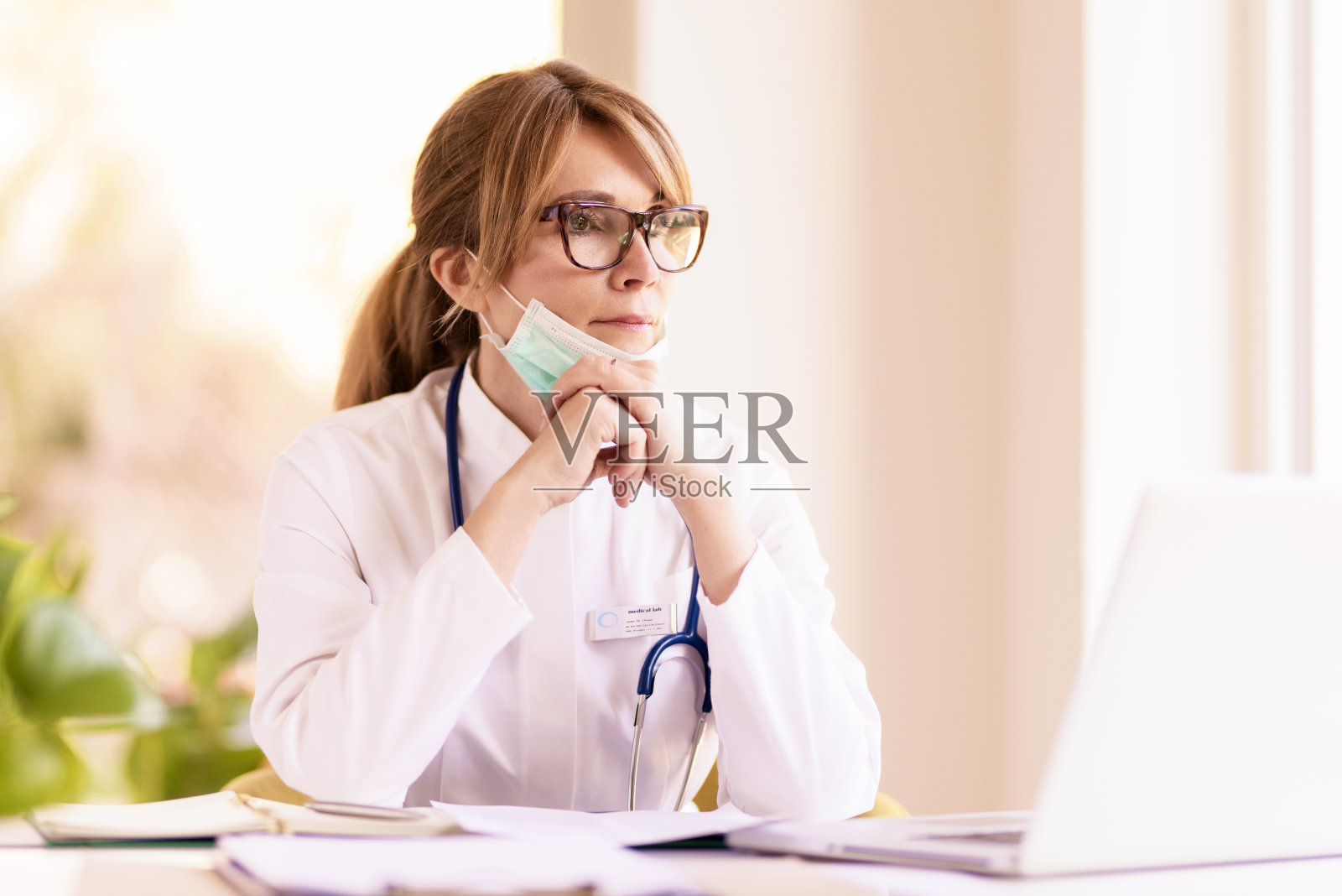 想想女医生在办公室里用笔记本电脑工作照片摄影图片