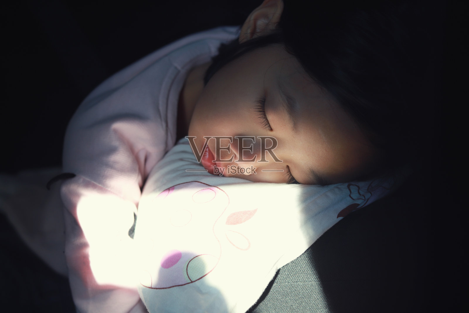 在汽车后座上睡觉的小女孩的肖像照片摄影图片