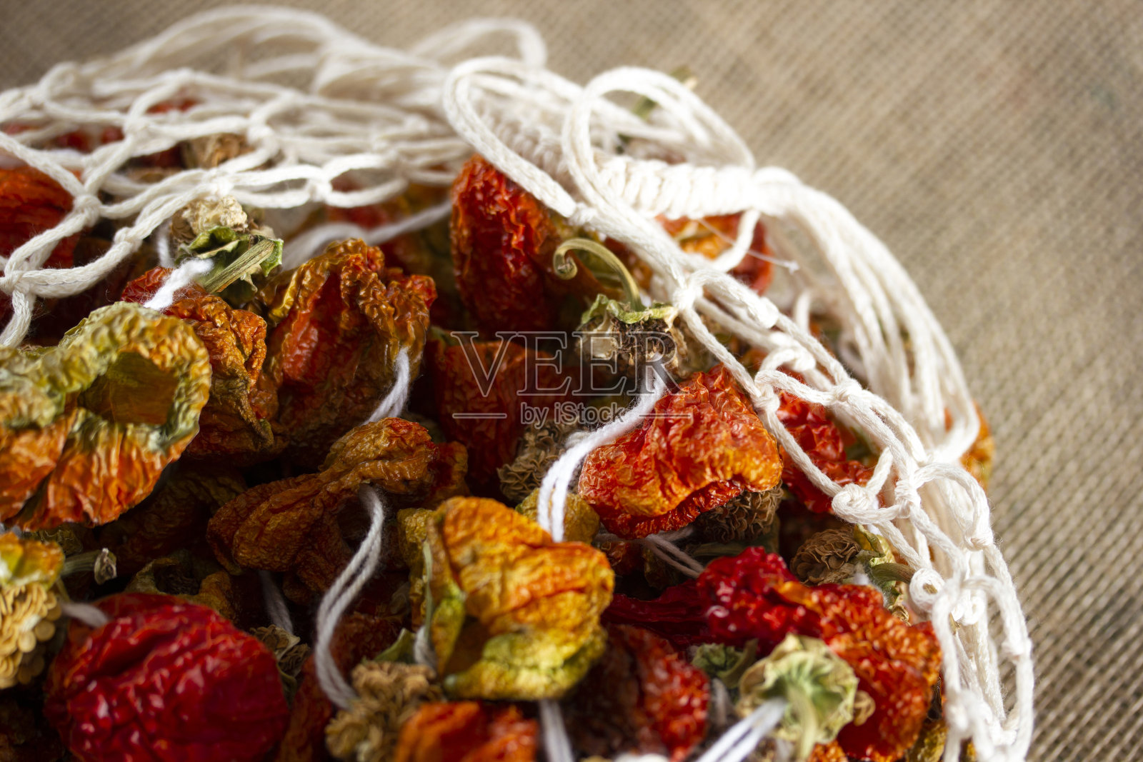 红干甜椒，网袋装照片摄影图片