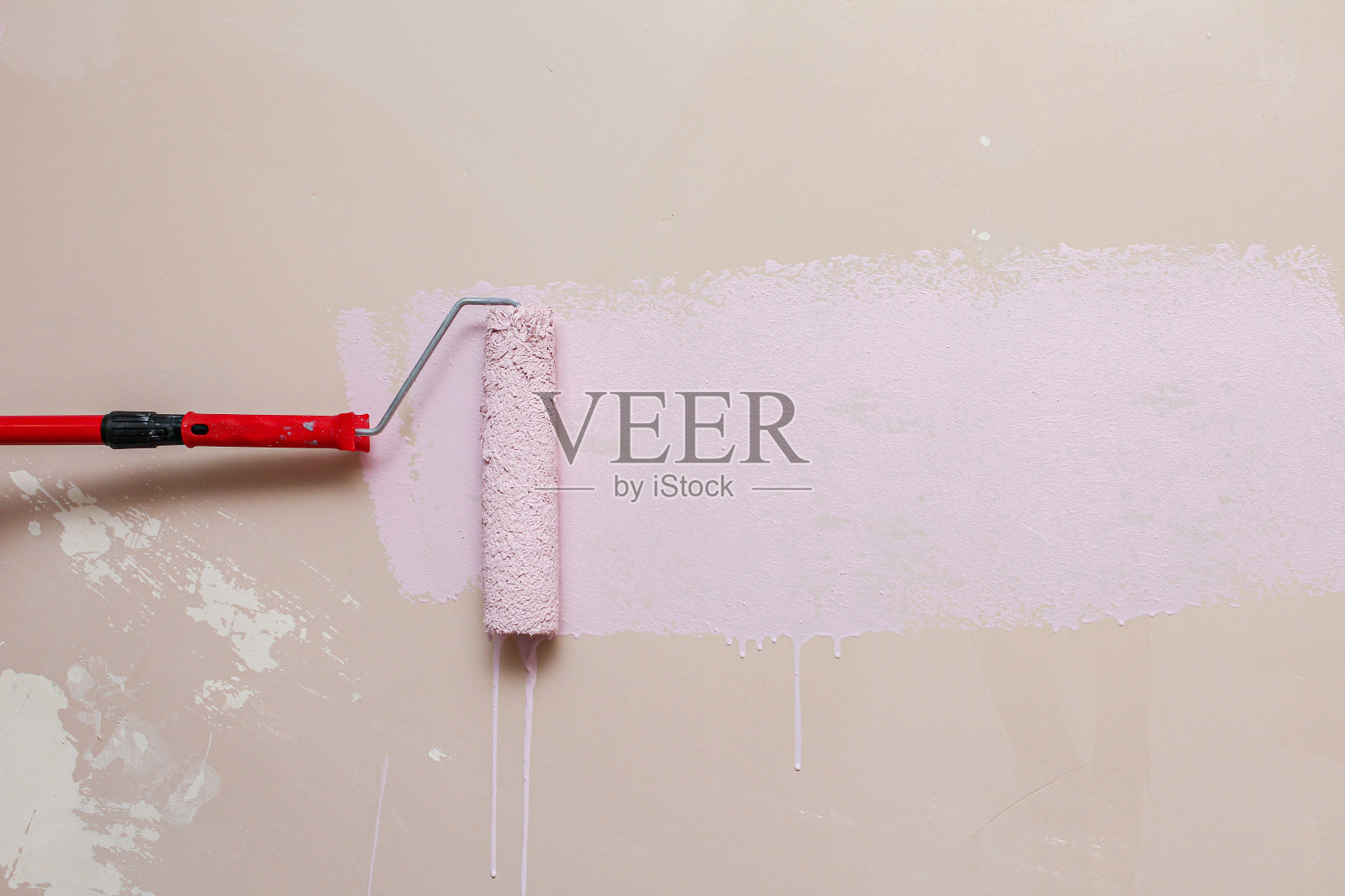 用粉红色的滚筒刷墙照片摄影图片