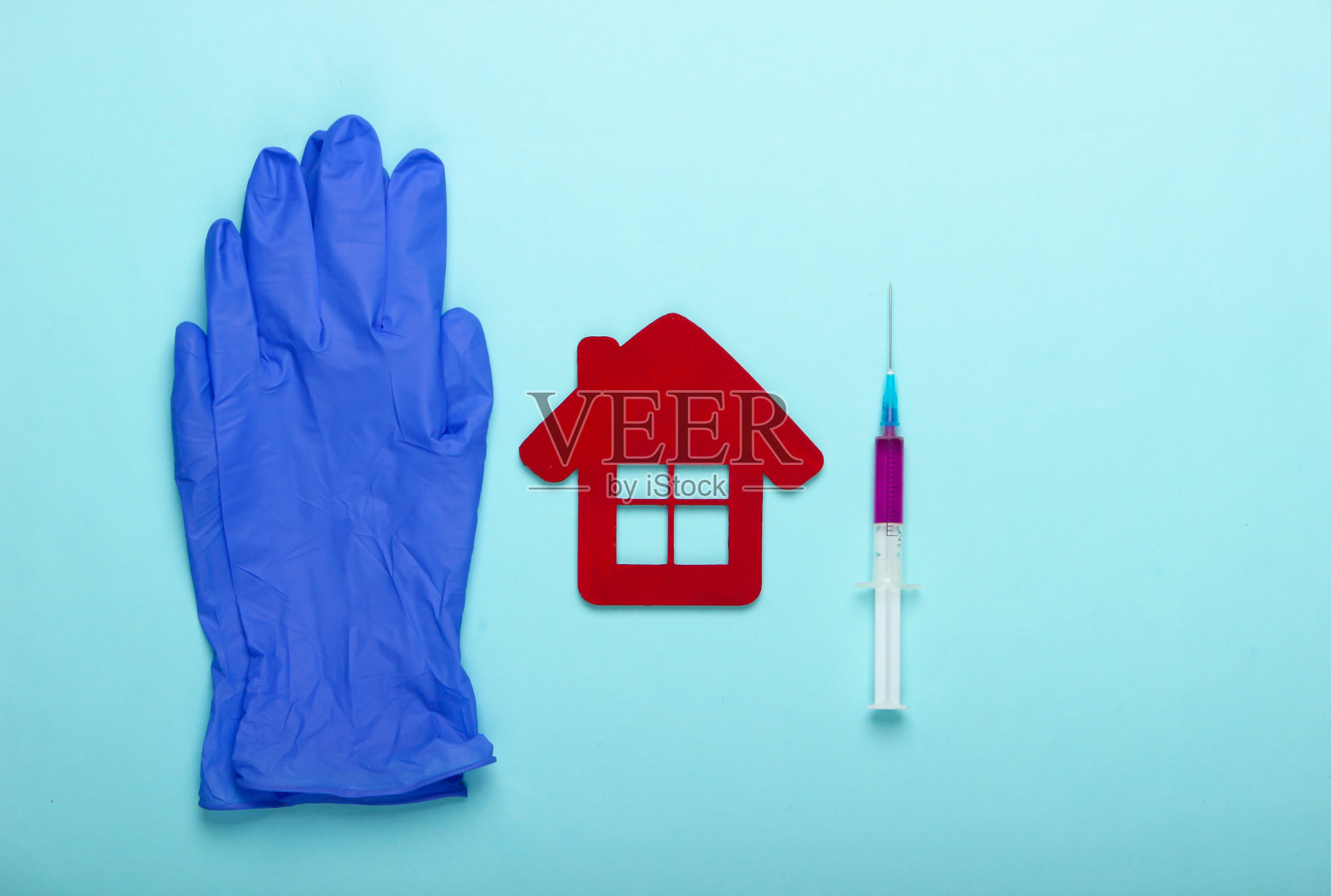 蓝色乳胶手套，医院建筑雕像，蓝色背景上的注射器。接种疫苗。俯视图照片摄影图片