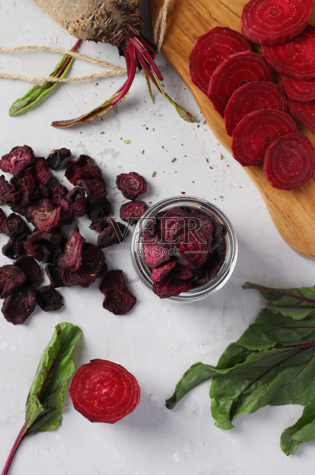 玻璃罐中的甜菜片，木板上的甜菜片，背景光。前视图。照片摄影图片