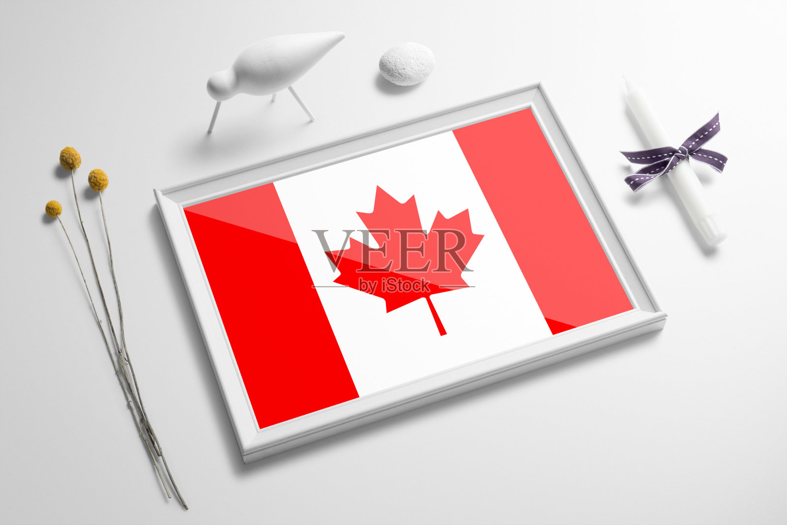 木制框架的加拿大国旗放在桌子上。白色自然柔和的概念，举国欢庆的主题。照片摄影图片