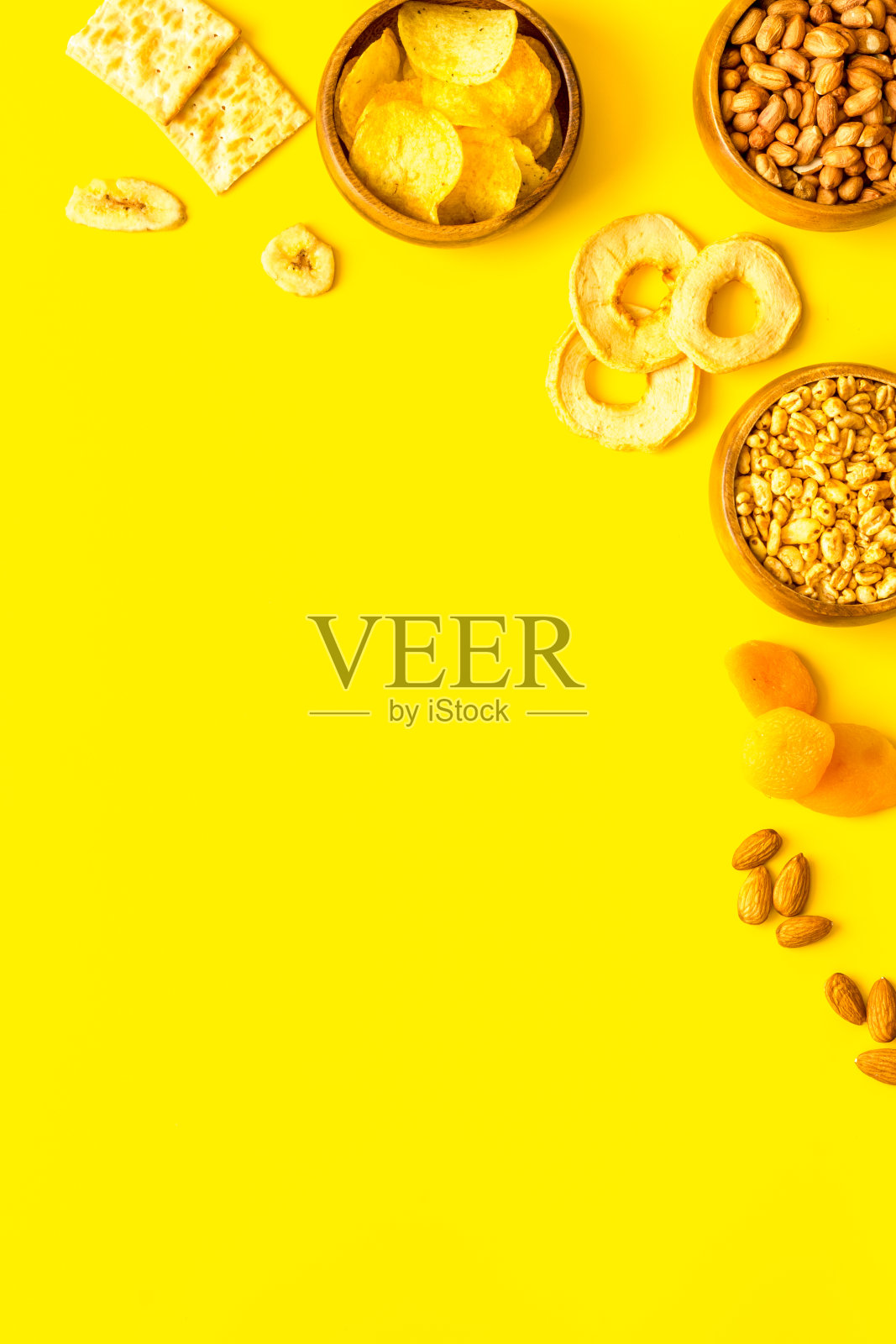 桌上有各种各样的健康零食，还有复印空间照片摄影图片