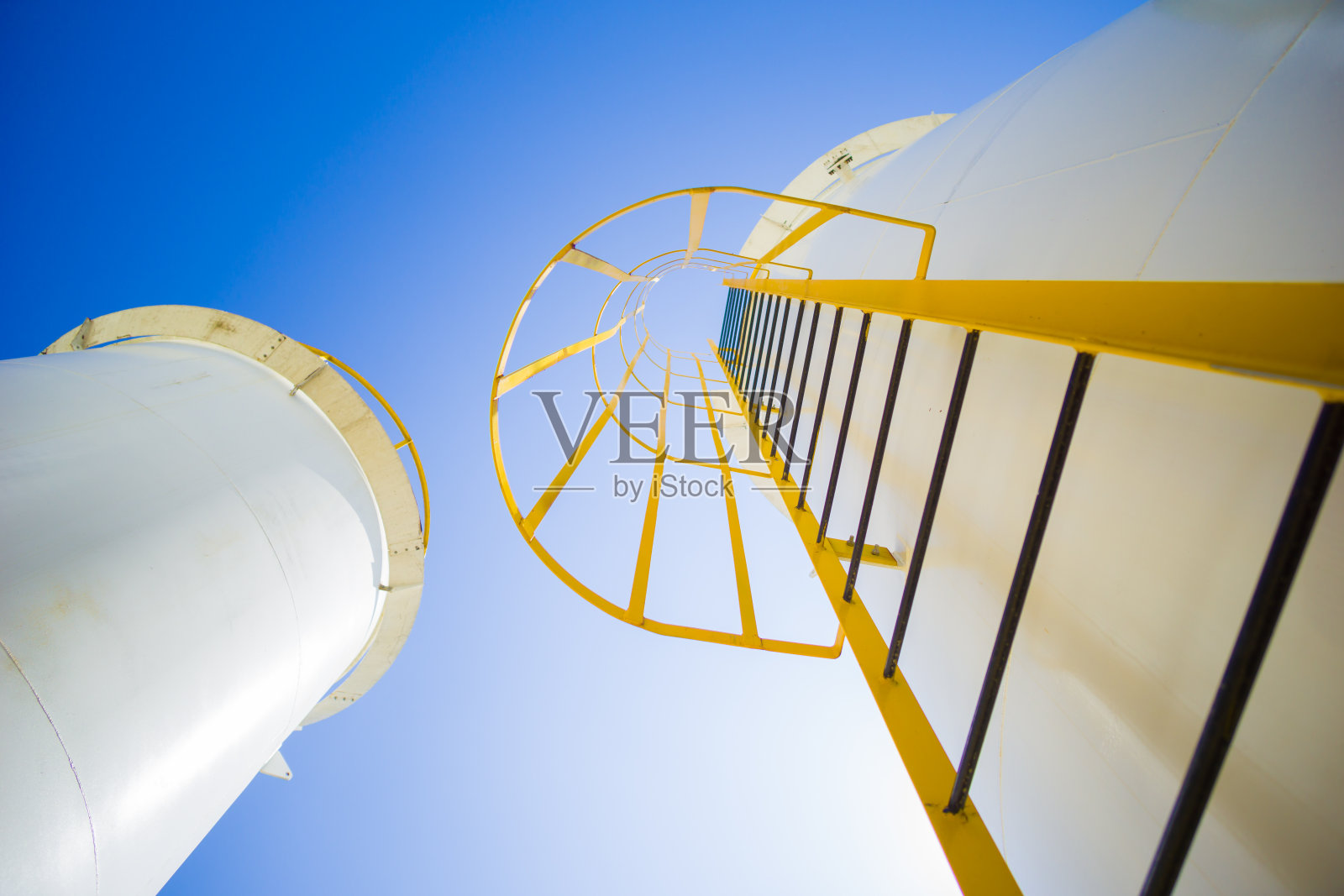 带梯子的储罐照片摄影图片