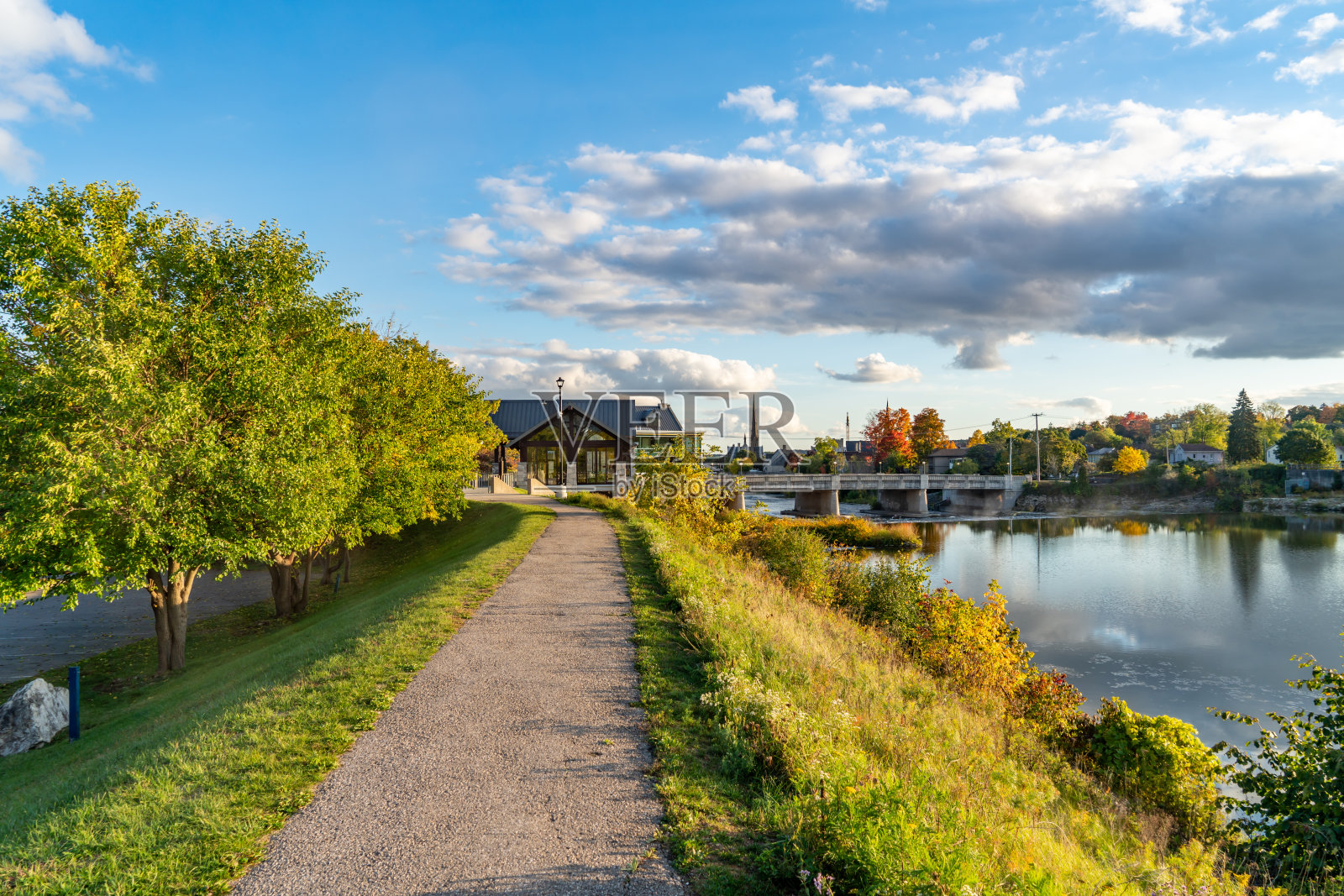 位于加拿大安大略省剑桥高尔特的剑桥磨坊和格兰河照片摄影图片