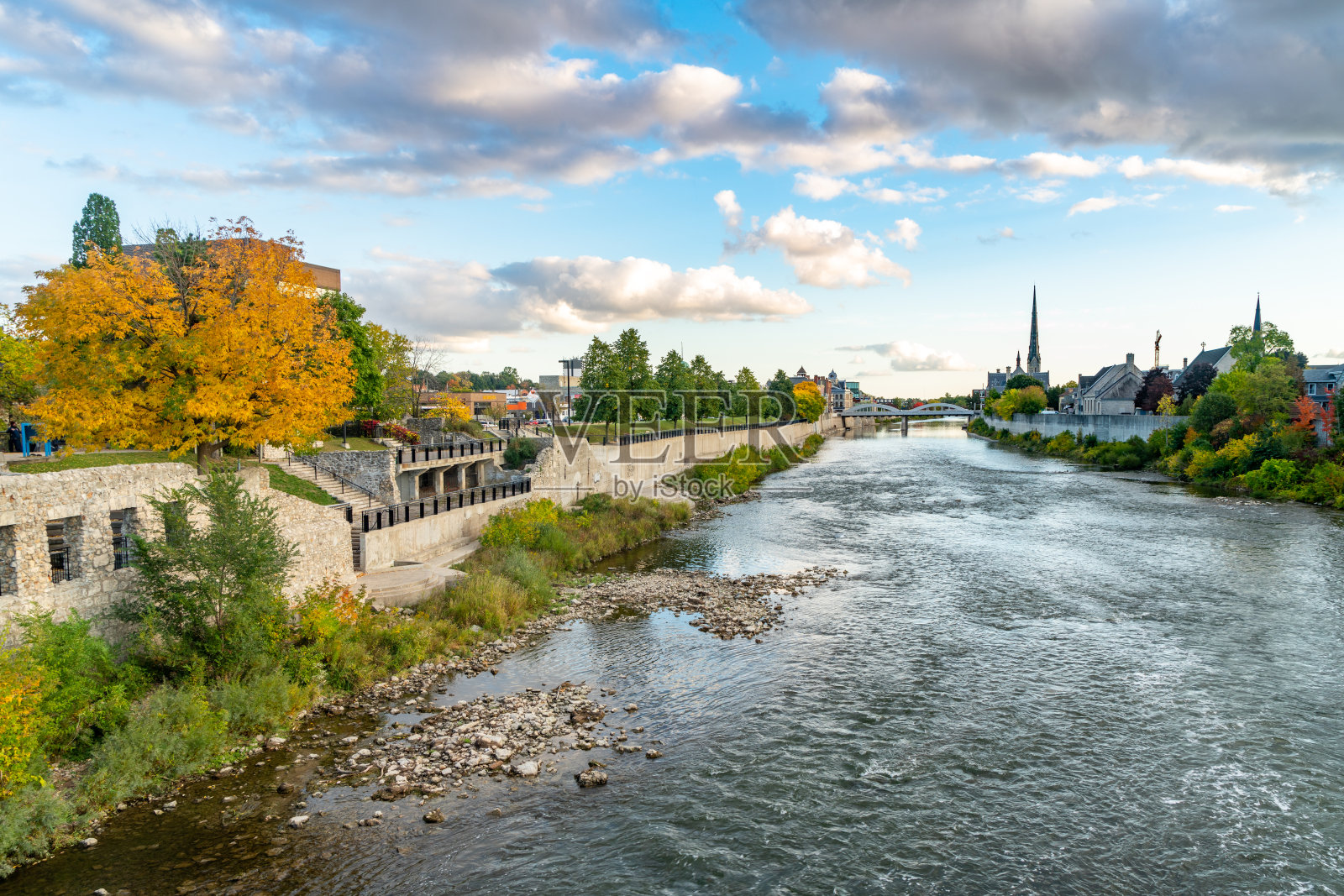 三一圣公会教堂，米尔赛跑公园和格兰河在剑桥高尔特，加拿大安大略省照片摄影图片