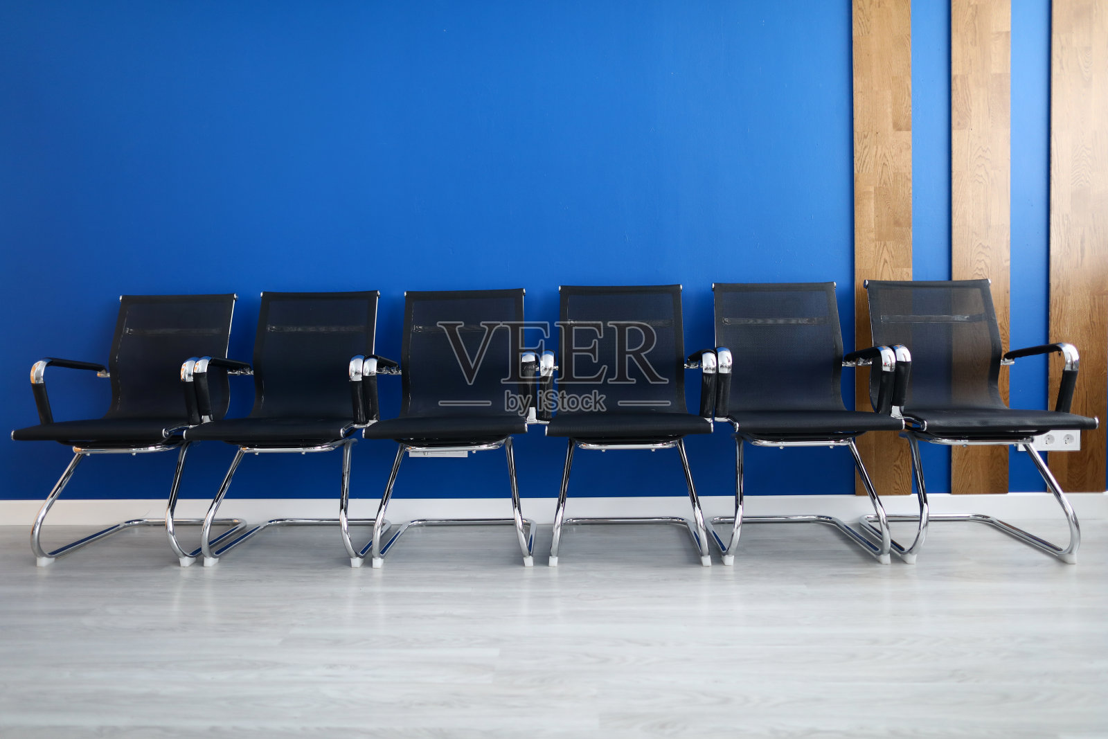 黑色的椅子排在蓝色的墙现代办公室近距离的背景照片摄影图片