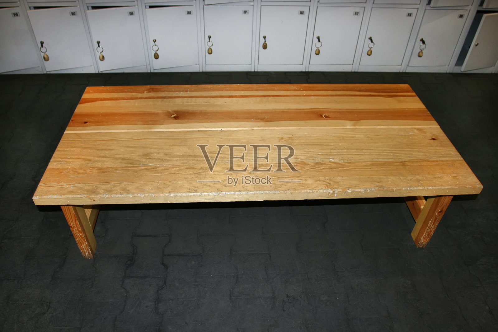 铁盒子背景上的木凳照片摄影图片