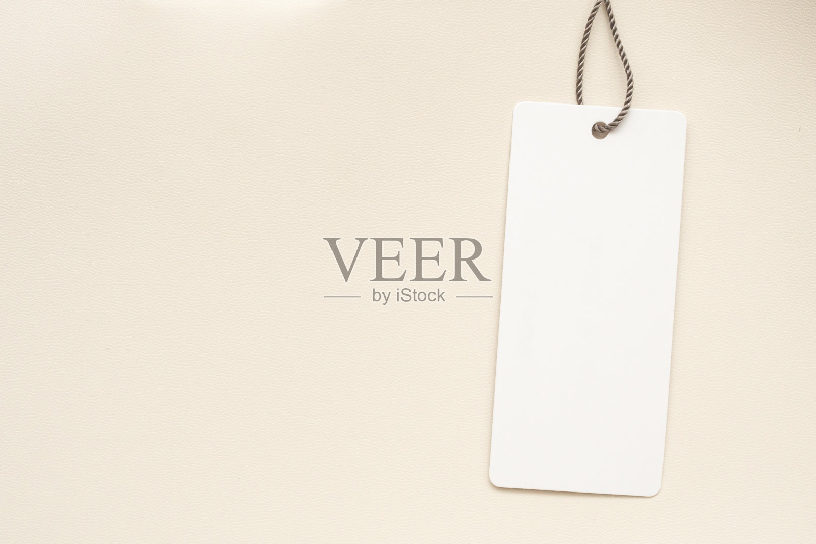 皮革纹理背景上空白价格标签照片摄影图片