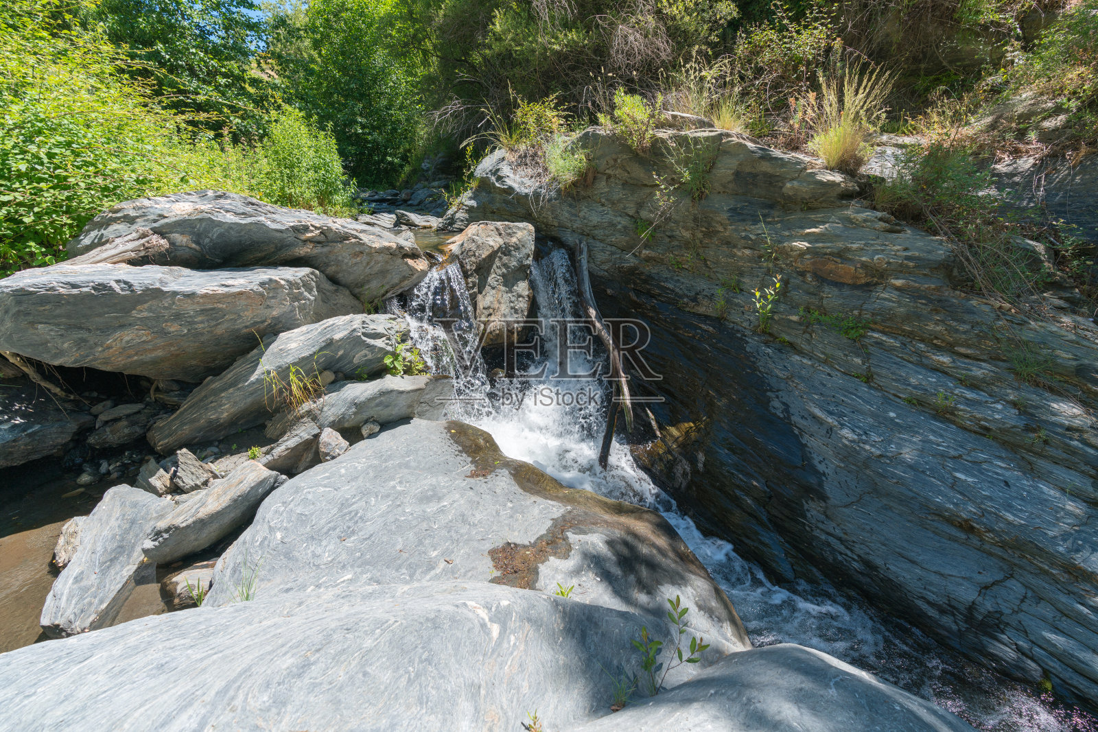 流经高山大河的水照片摄影图片