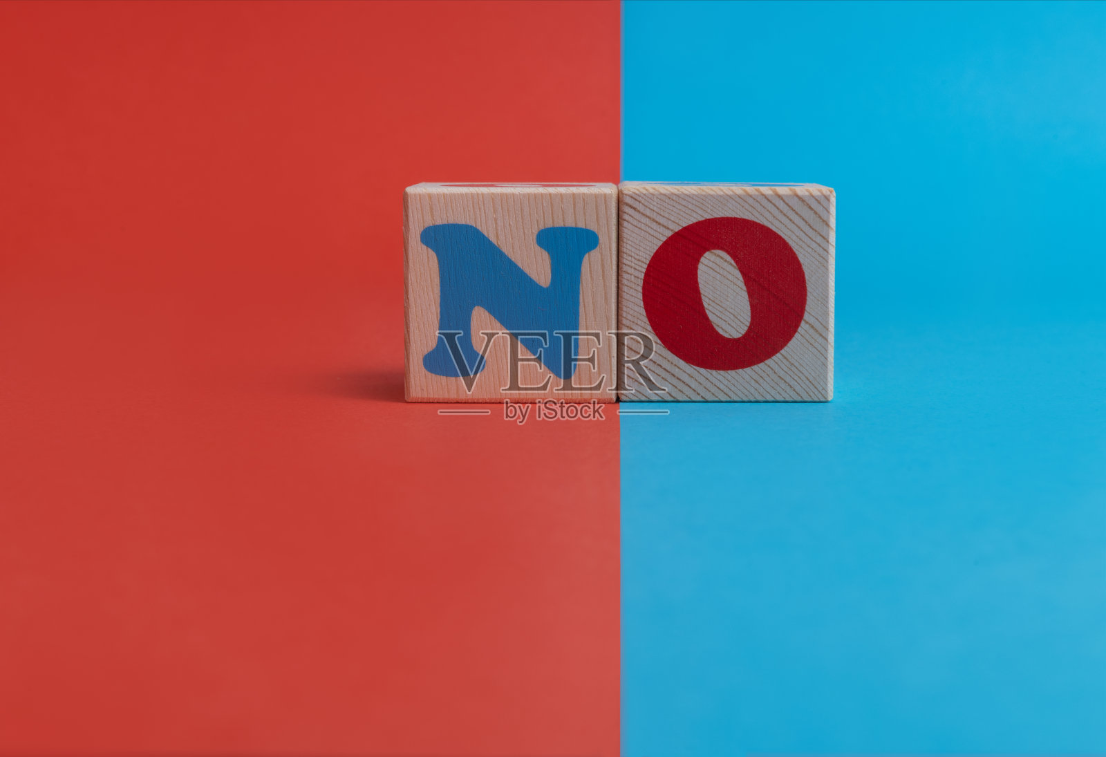 No这个词是由一个玩具立方体上的字母组成的照片摄影图片