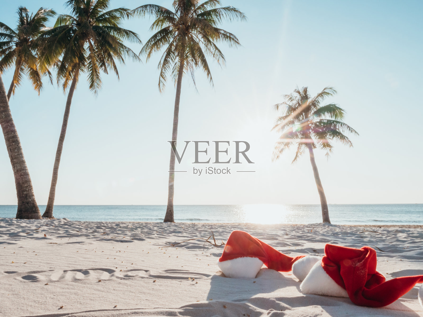 热带海滩上的圣诞老人帽照片摄影图片