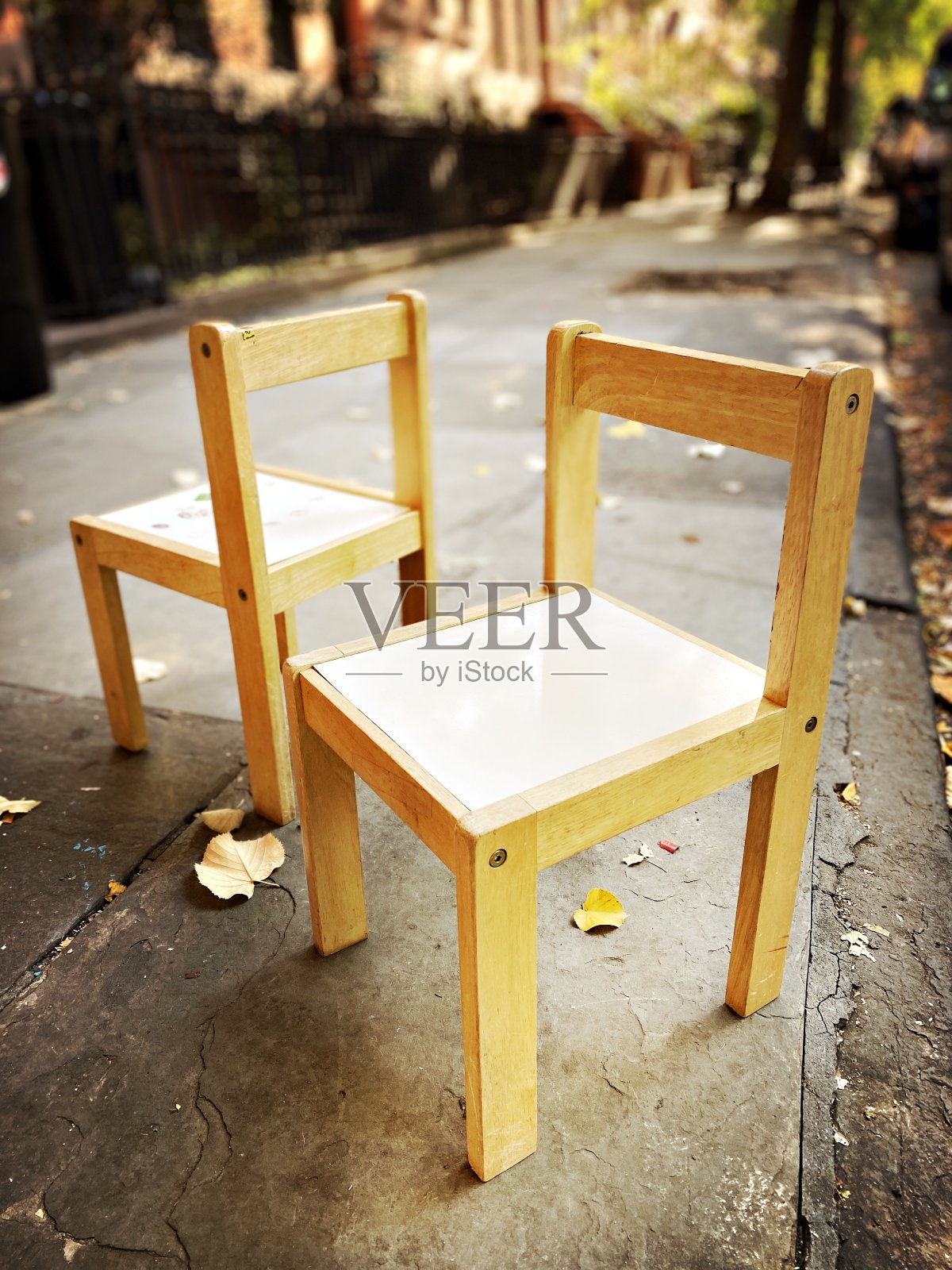 人行道上有两把儿童椅照片摄影图片