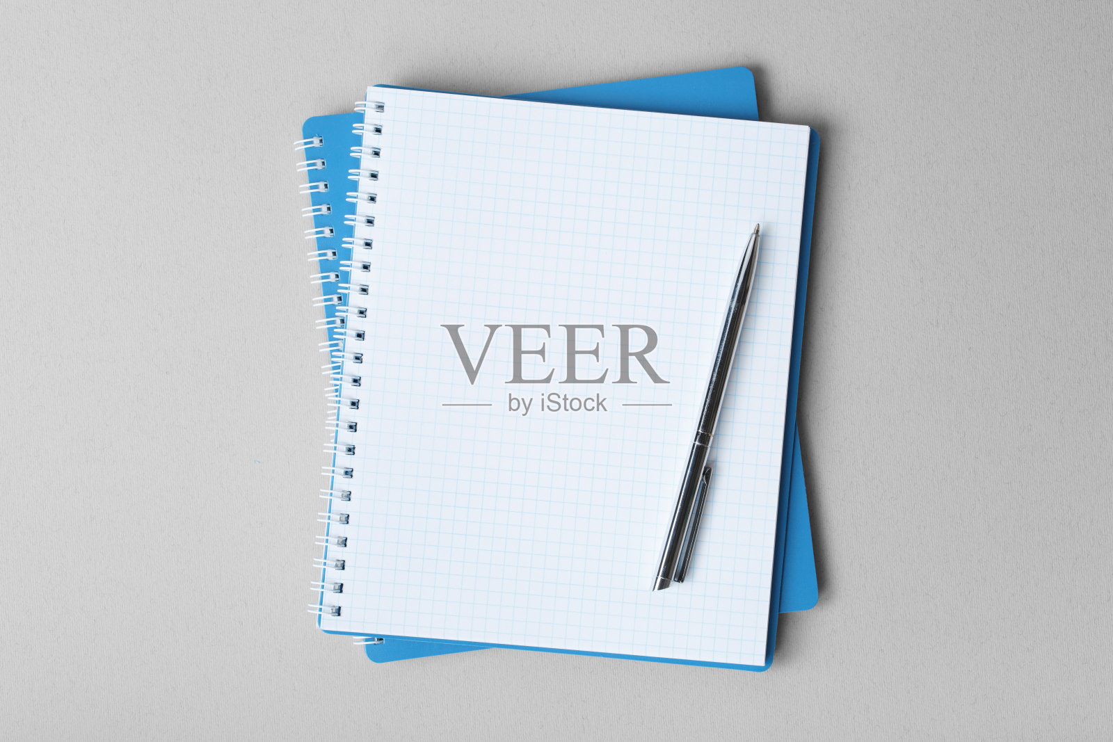 用钢笔在灰色背景上打开笔记本照片摄影图片