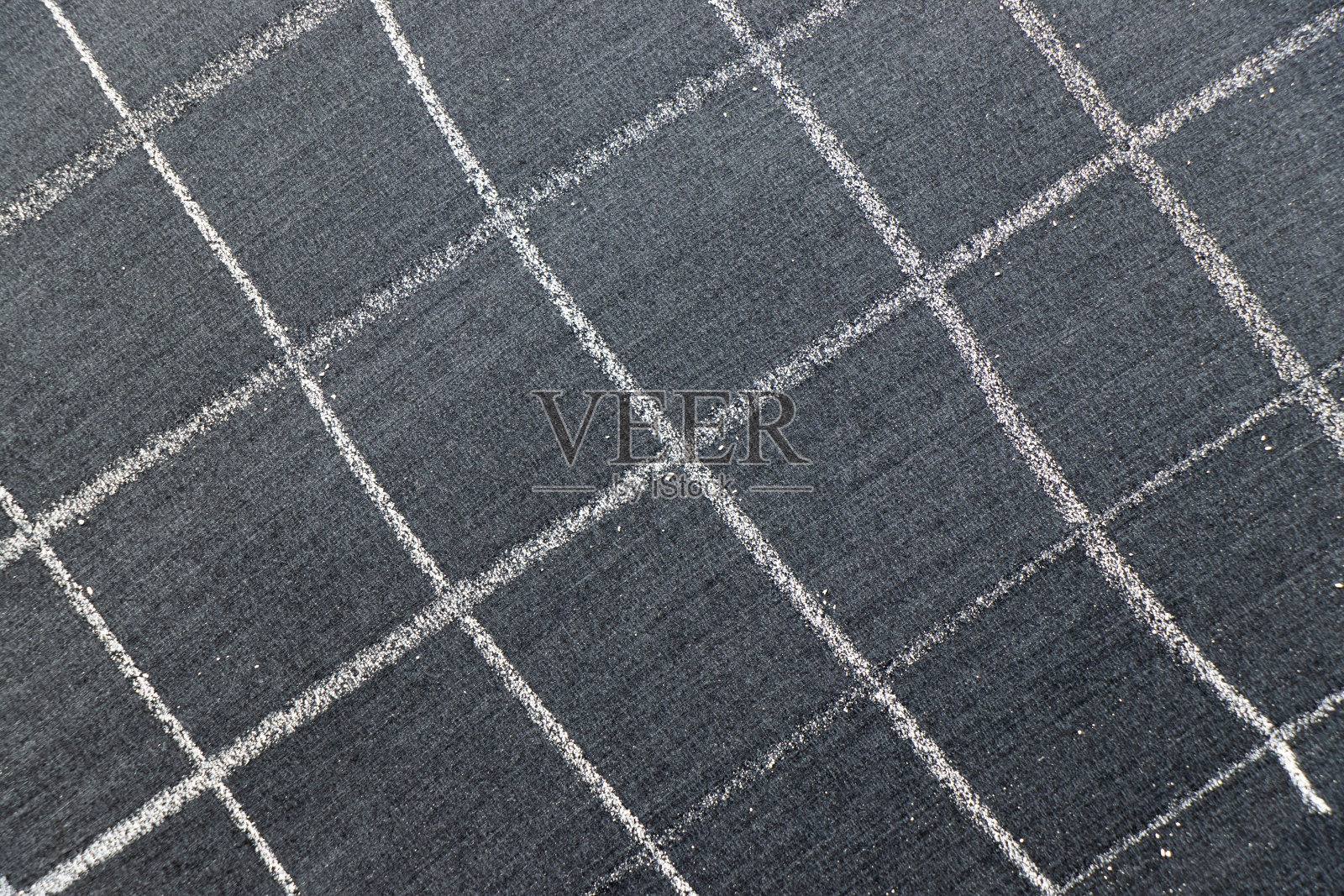 白色粉笔手画在检查模式形状的黑色板背景照片摄影图片