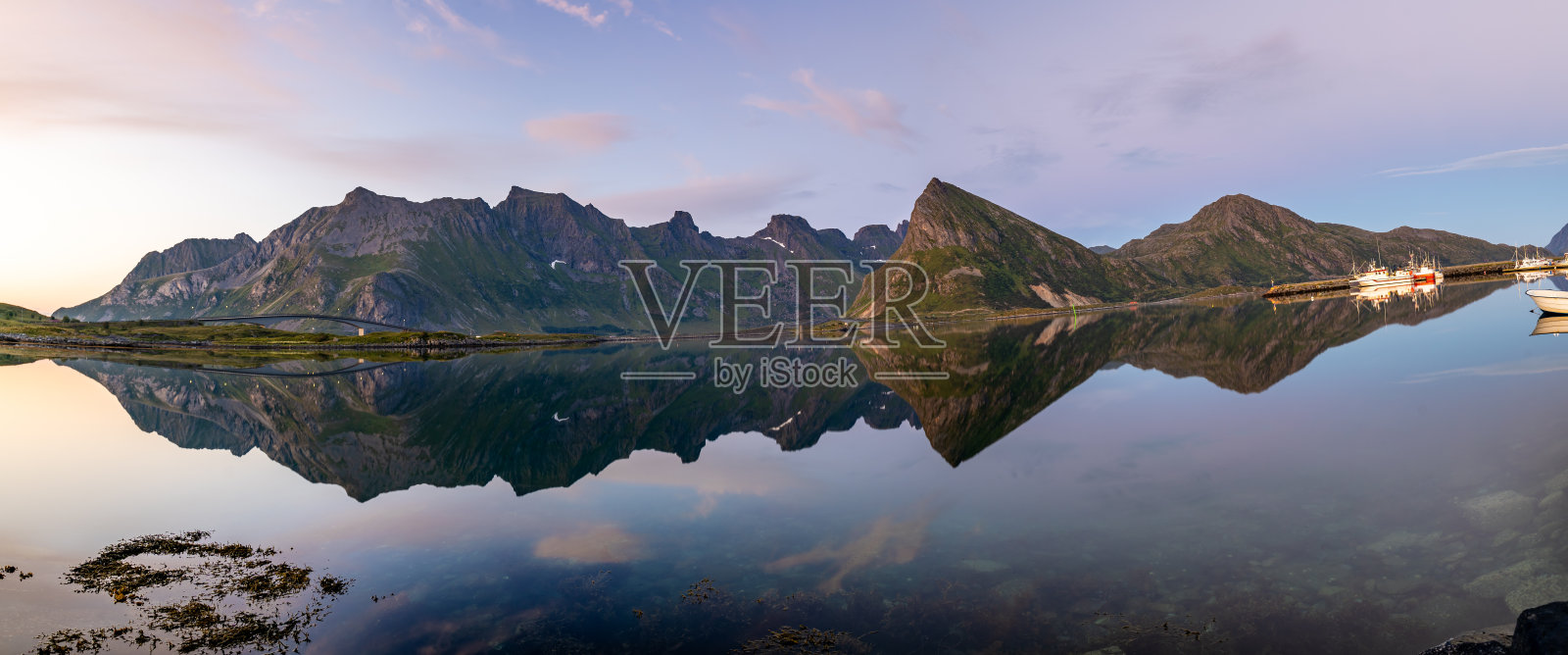 挪威罗浮敦，日出山的倒影照片摄影图片