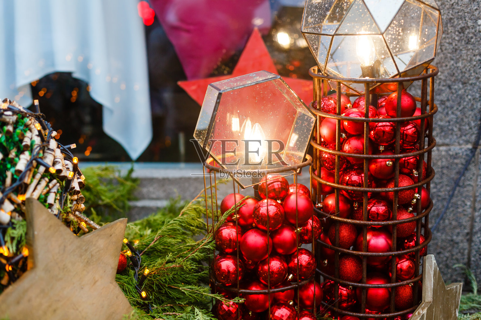 丰富多彩的圣诞集市特写细节。出售的球装饰。照片摄影图片
