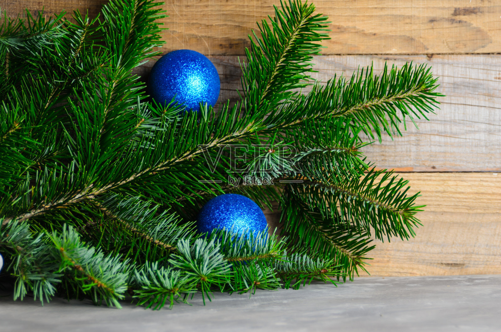 木背景上的云杉树枝和绿色的针和圣诞球。照片摄影图片