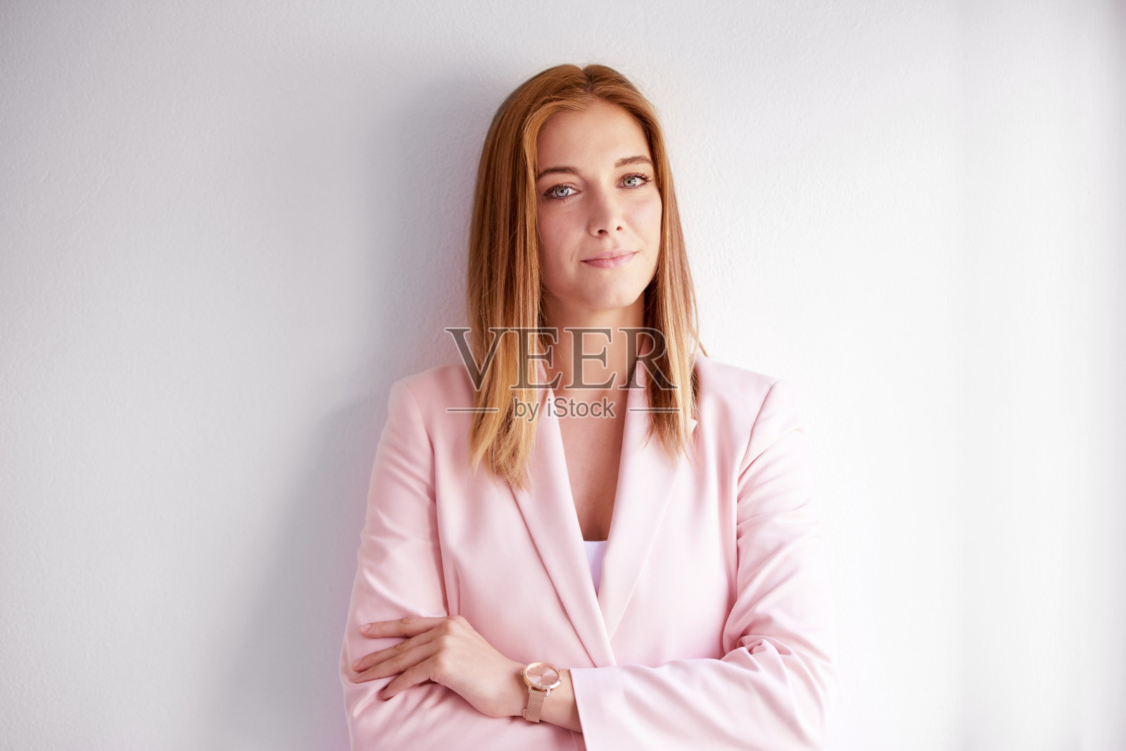 微笑的年轻女子在灯光背景下摆姿势照片摄影图片