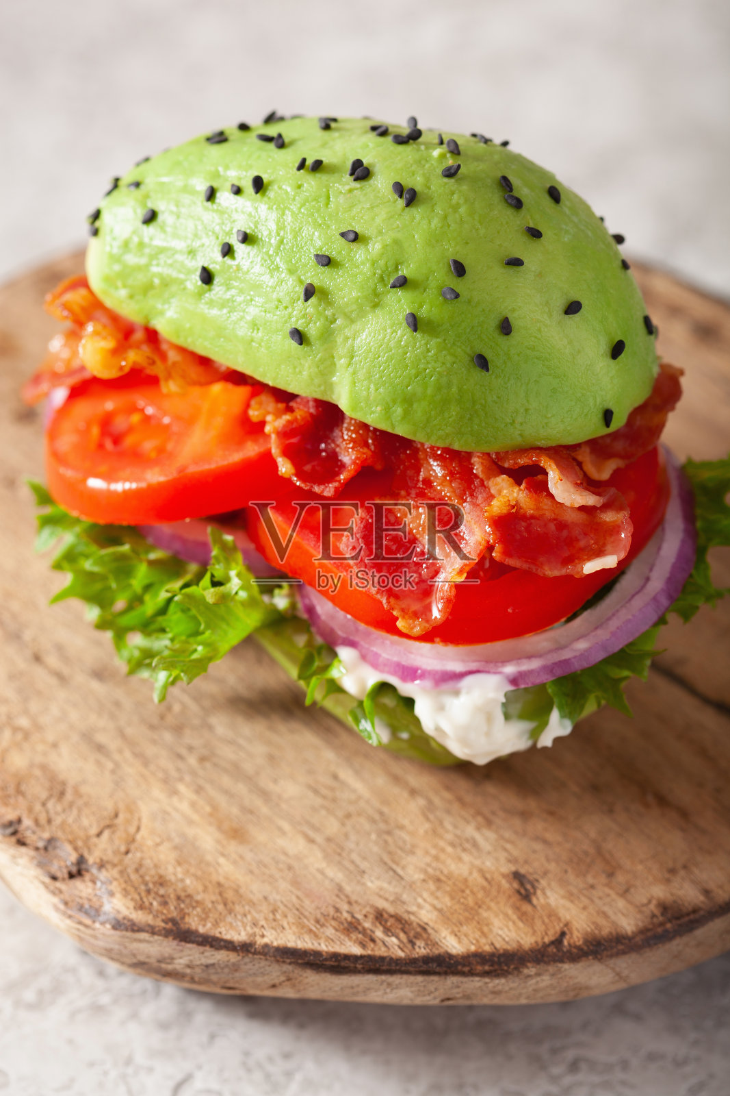 生酮旧石器饮食牛油果汉堡配培根，生菜，西红柿照片摄影图片