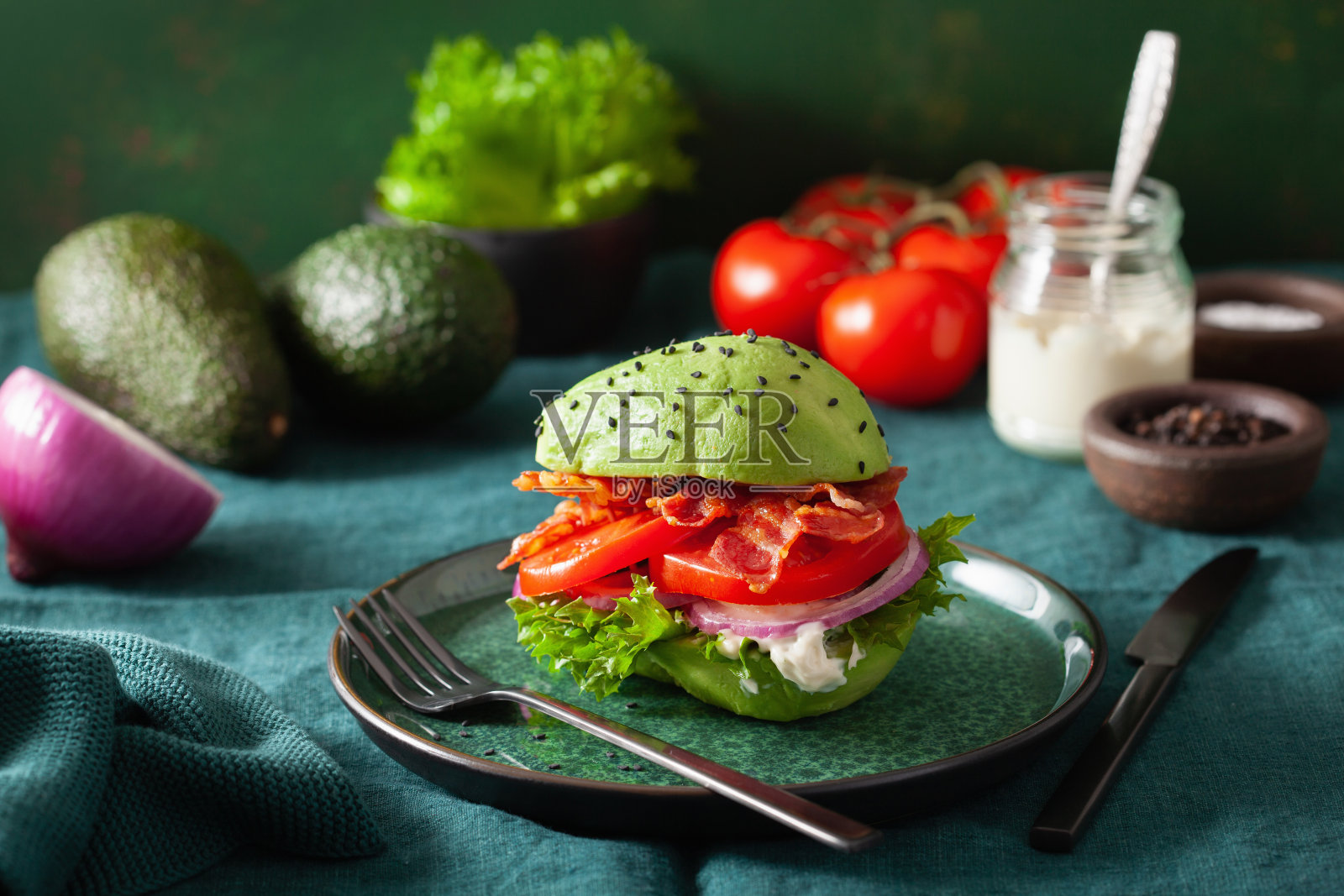 生酮旧石器饮食牛油果汉堡配培根，生菜，西红柿照片摄影图片