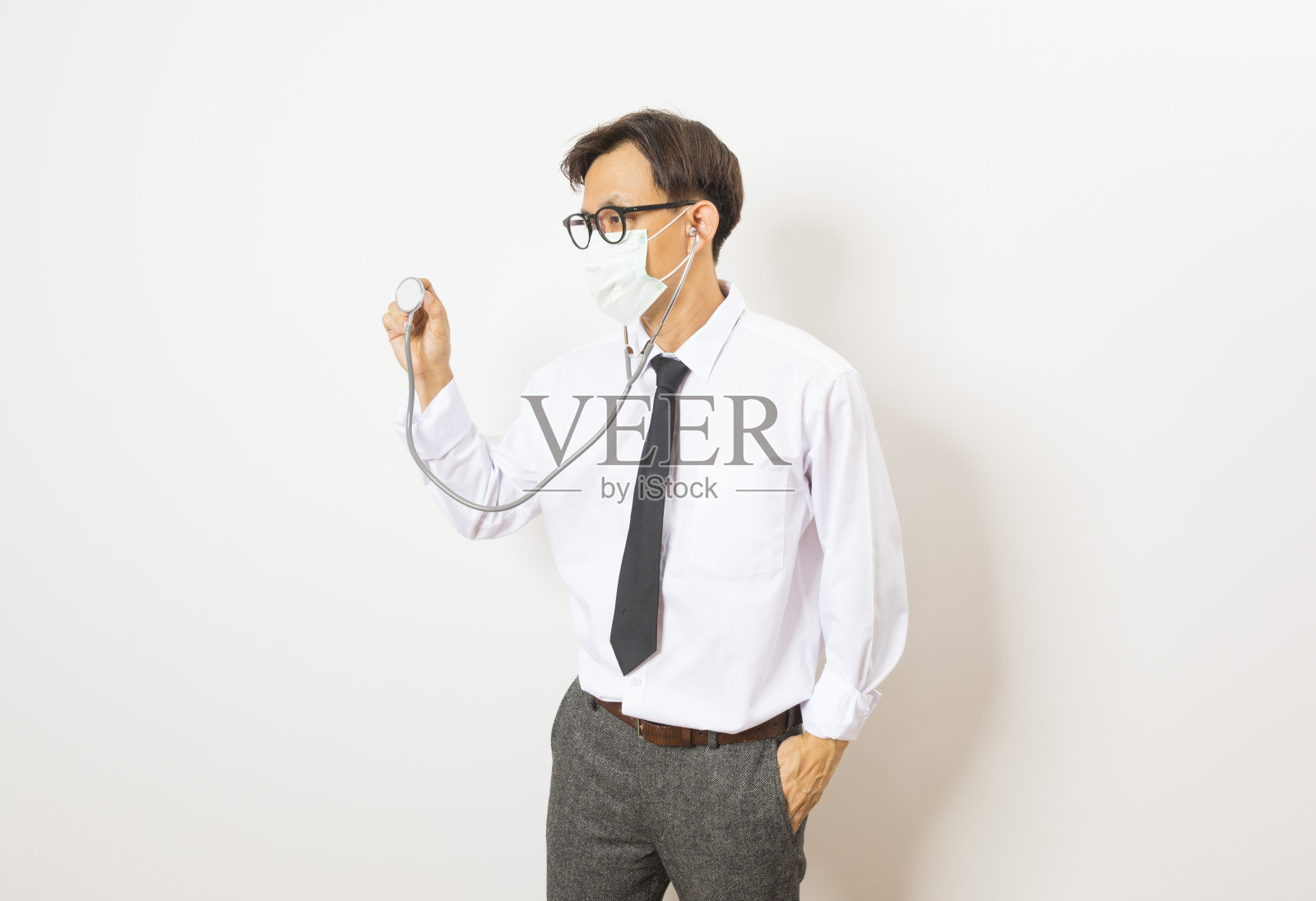 亚洲医生，听诊器在白色背景上。照片摄影图片