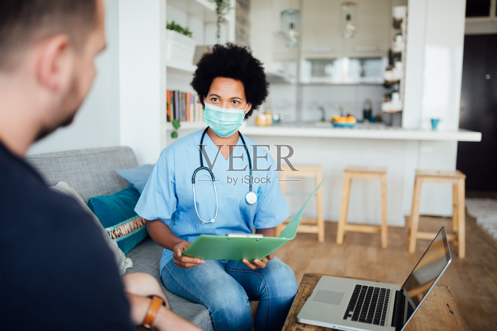 女非裔美国医生和她的病人照片摄影图片