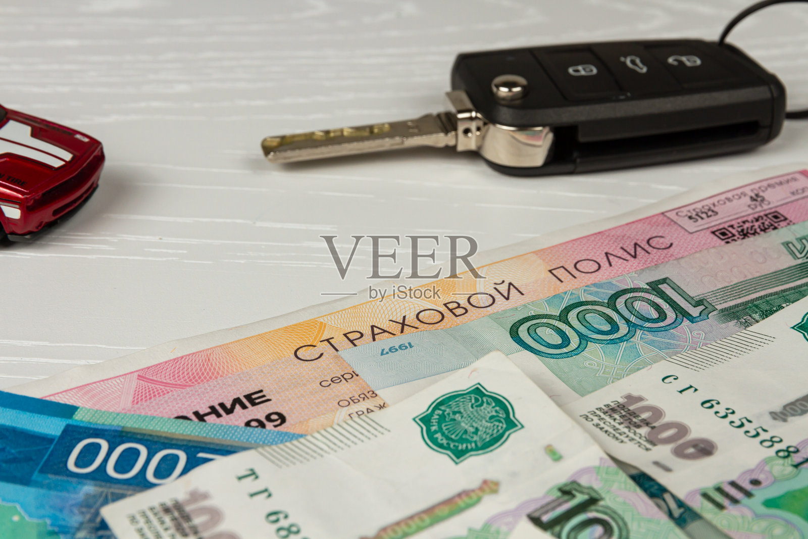 保险单和钱躺在一张木桌上题写着保险单照片摄影图片