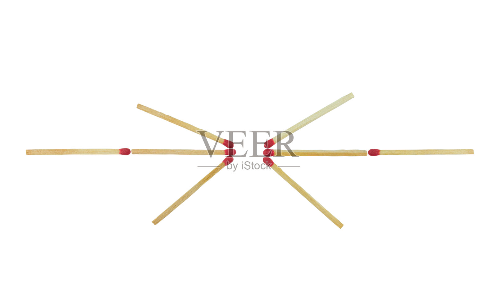 两个箭头面对彼此的红色火柴棒孤立在白色背景，俯视图。模型。平面构成。照片摄影图片