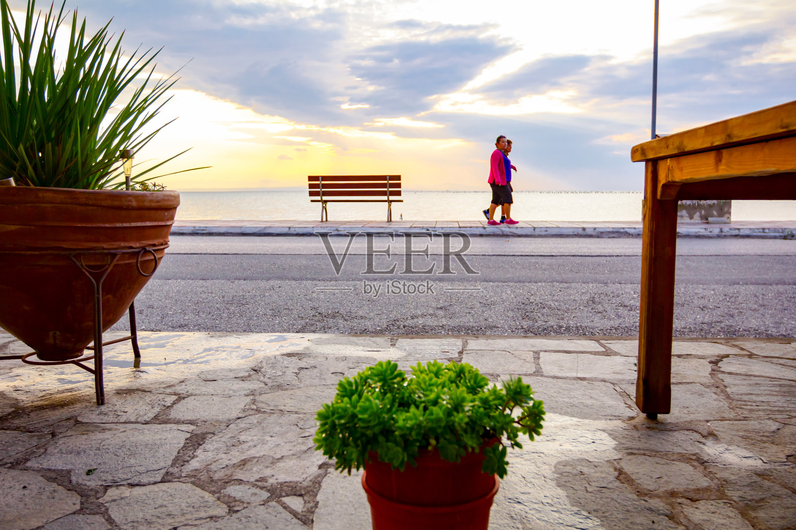 在铺有鲜花的长廊上观赏花盆照片摄影图片