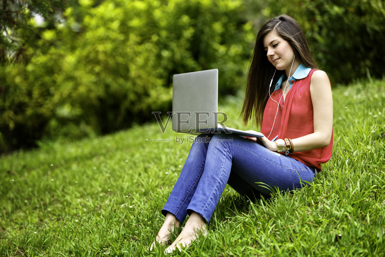 在校园里学习的沉思的年轻女子照片摄影图片