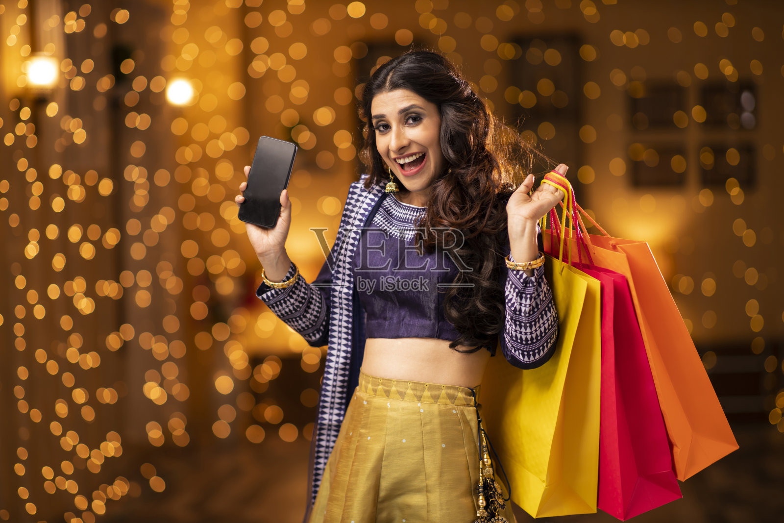 年轻女子排灯节庆祝-股票照片照片摄影图片