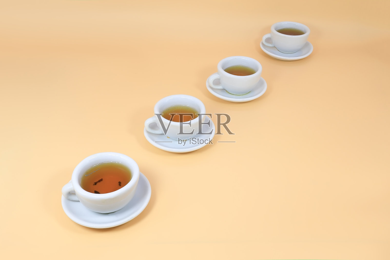 白色背景上的儿童茶具照片摄影图片