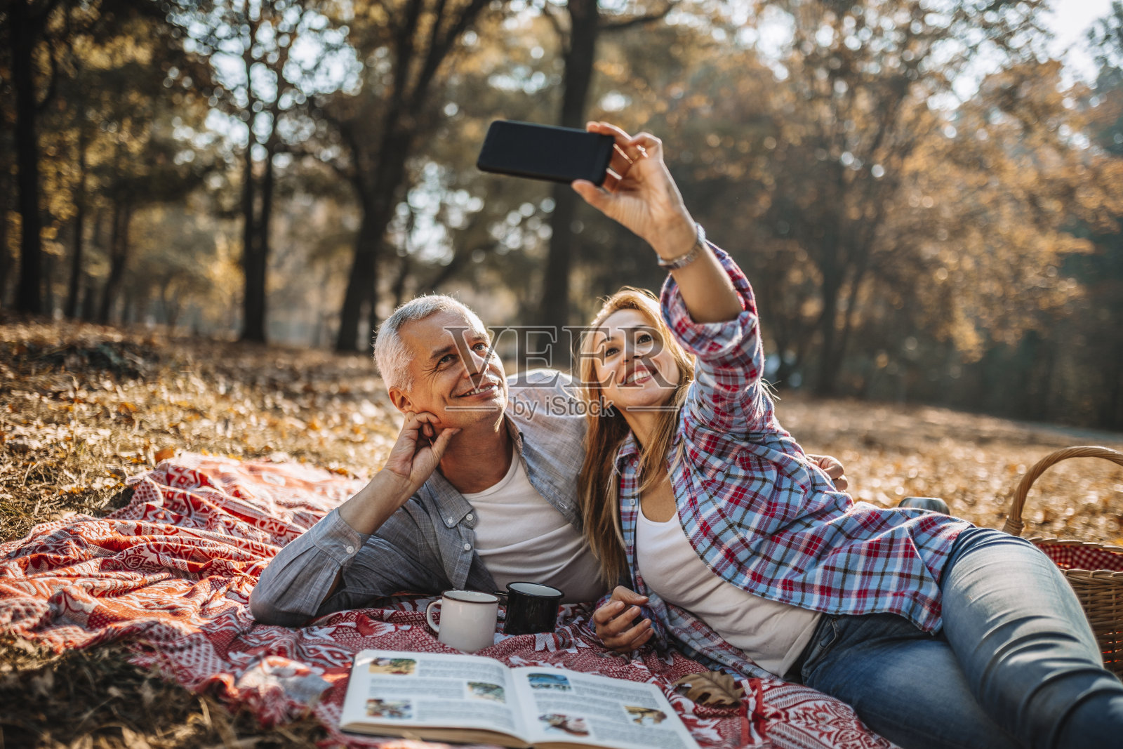 一对夫妇在一个美丽的秋天享受野餐时间照片摄影图片
